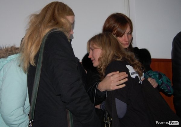 Оголосили перерву, Майю втішають подруги, яких на відкрите засідання не пустили