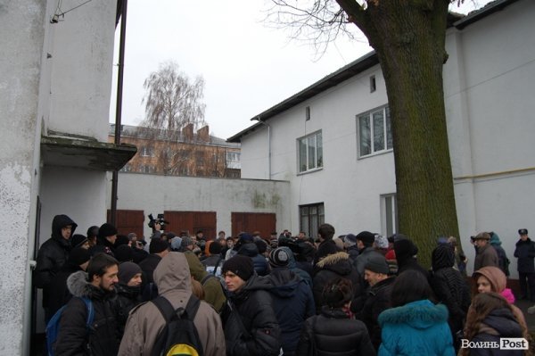 Прихильники Майї Москвич скандують «Ганьба!»