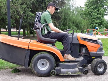 Міськрада на Волині закупила для громади сучасний садовий трактор. ФОТО