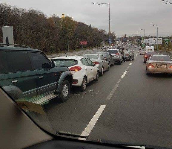 У Києві ‒ масова аварія: зіткнулося 12 авто