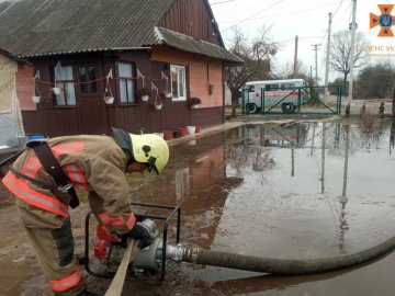 Майже 20 рятувальників допомагали людям відкачати воду з підтоплених дворів. ФОТО