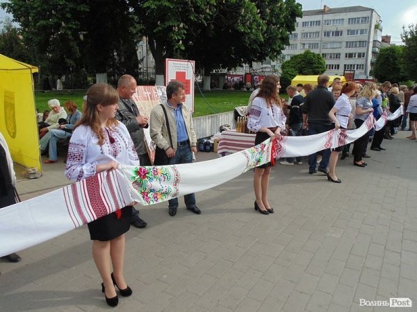 «Єдина країна»: флешмоб у центрі Луцька. ФОТО