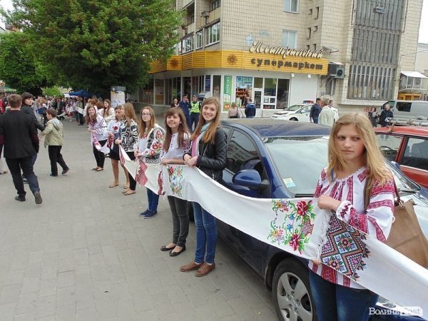 «Єдина країна»: флешмоб у центрі Луцька. ФОТО