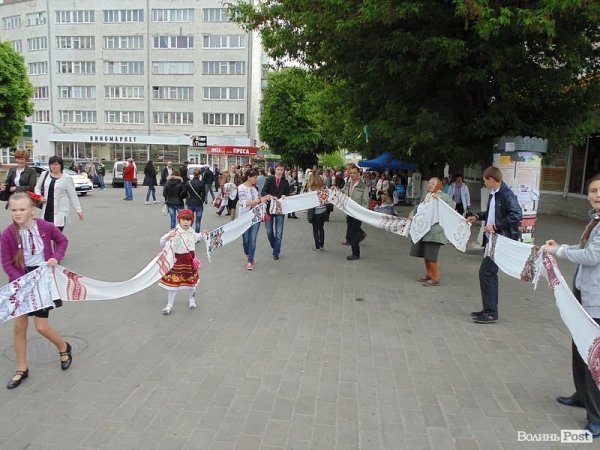 «Єдина країна»: флешмоб у центрі Луцька. ФОТО