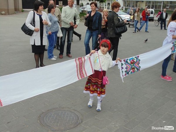 «Єдина країна»: флешмоб у центрі Луцька. ФОТО