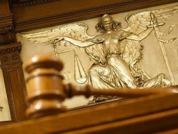 Працівника виконавчої служби Луцька судять за «прикриття» боржників 