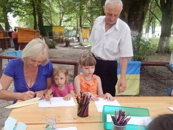 У Луцьку написали листи військовим у зону АТО. ФОТО