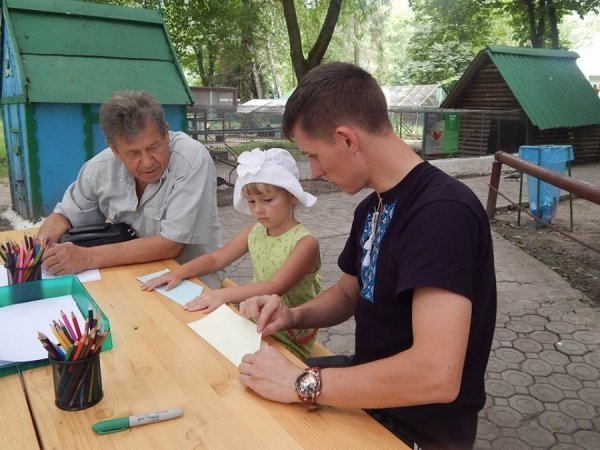 У Луцьку написали листи військовим у зону АТО. ФОТО