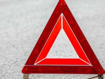 Не вибрав безпечної швидкості: на Волині Mercedes злетів у кювет