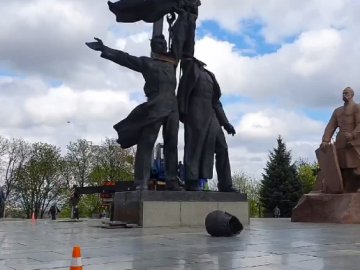 У центрі Києва знесли радянський монумент «дружби народів»
