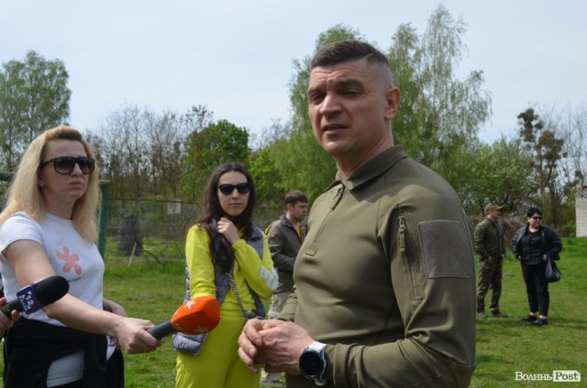 Броньованим «Камазом» – на полігон: луцьких депутатів вчили військовим дисциплінам