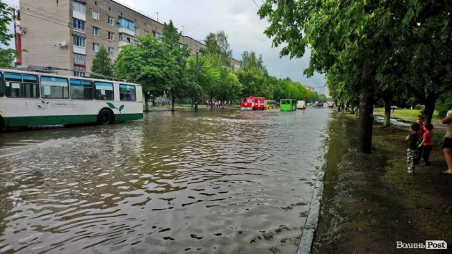 Суцільна річка і завмерлі тролейбуси: проспект Відродження після зливи. ФОТО. ВІДЕО