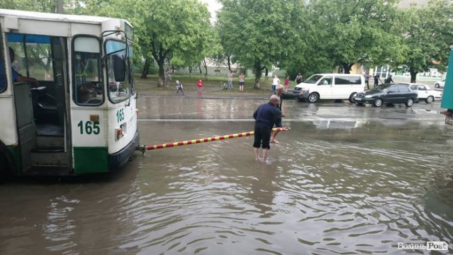 Суцільна річка і завмерлі тролейбуси: проспект Відродження після зливи. ФОТО. ВІДЕО