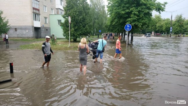 Суцільна річка і завмерлі тролейбуси: проспект Відродження після зливи. ФОТО. ВІДЕО