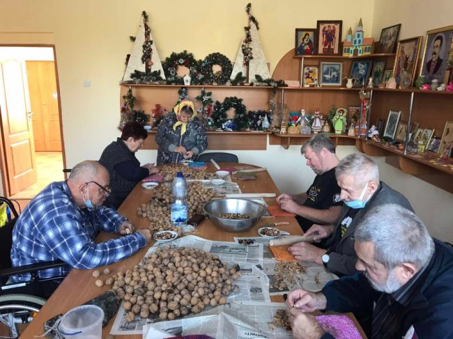 Як підопічні Луцького геріатричного пансіонату долучаються до підтримки ЗСУ. ФОТО