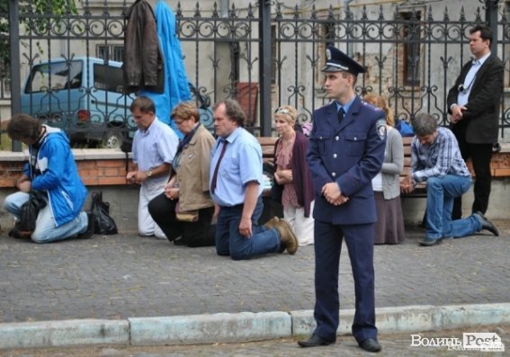 Візит президента Польщі Броніслав Комаровського: поляки моляться 