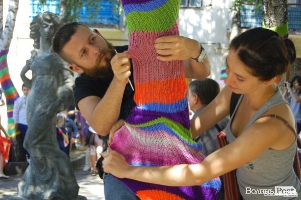 У центрі Луцька «одягли» дерева під музику