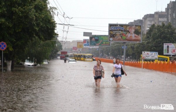 Після рясної зливи затопило деякі вулиці міста
