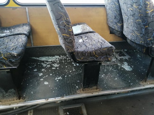 У Луцьку невідомий жбурнув камінь та розбив вікно у маршрутці. ВІДЕО