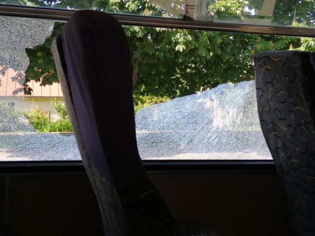 У Луцьку невідомий жбурнув камінь та розбив вікно у маршрутці. ВІДЕО