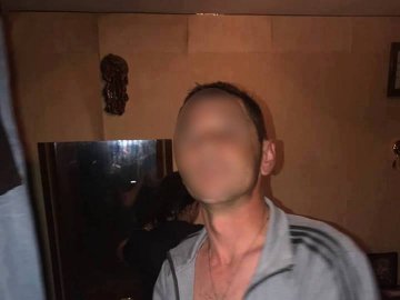 Спухла щока, синці та поріз: лучанин побив свою співмешканку. ФОТО