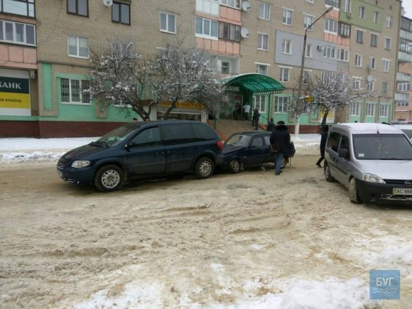 Аварія у Нововолинську: «Славута» врізалася у Chrysler