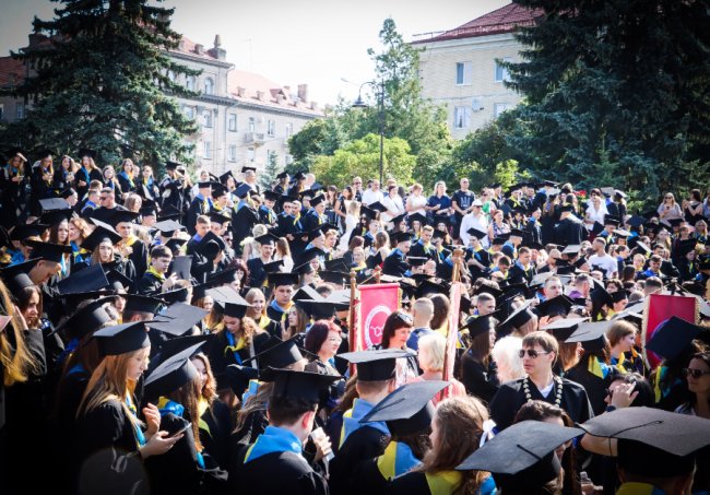 Гарний настрій і пропозиція руки та серця: майже 1500 випускників ВНУ отримали дипломи. ФОТО