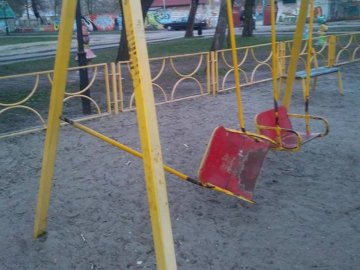 У Ковелі в парку вандали понищили дитячі гойдалки