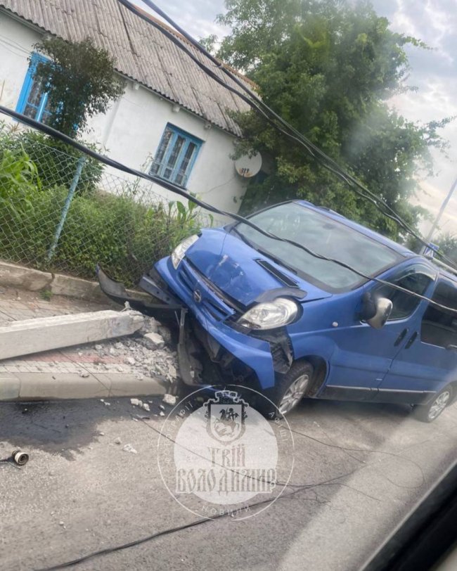 На Волині бус зніс електроопору