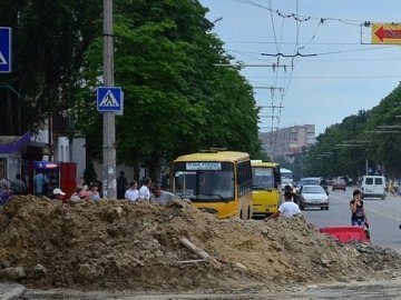 «Рейвах» біля вокзалу у Луцьку: шум, сміття, невиховані маршрутники. ФОТО 