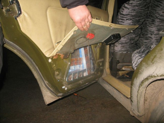 На Волині у чоловіка забрали автівку через сховані у ній цигарки