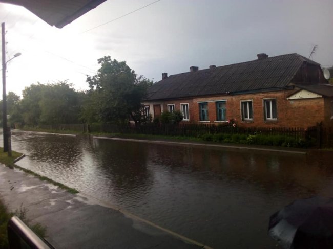 У волинському місті затопило вулицю. ФОТО