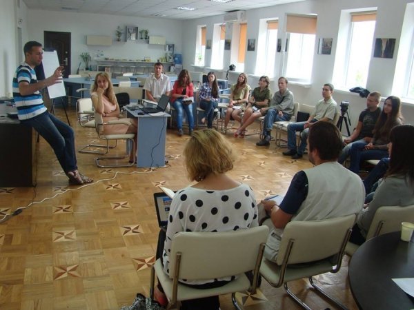 У Луцьку журналісти «5 каналу» та «СТБ» вчили колег. ФОТО