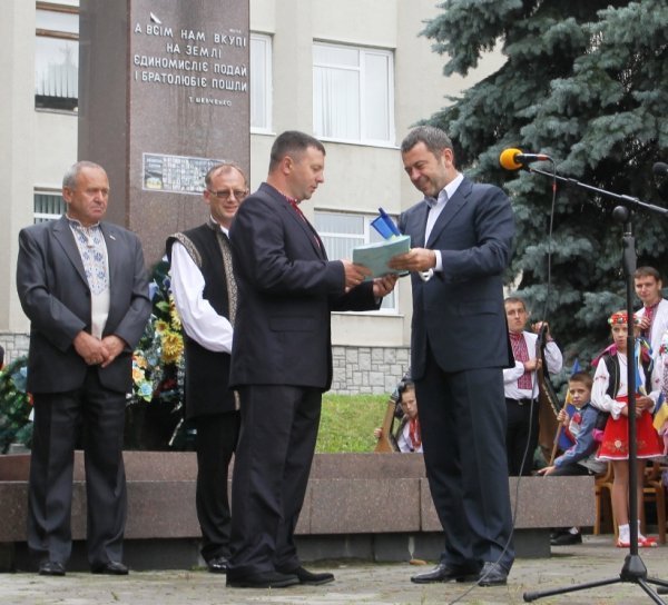 У Горохові на День Незалежності розмалювали патріотичний трактор