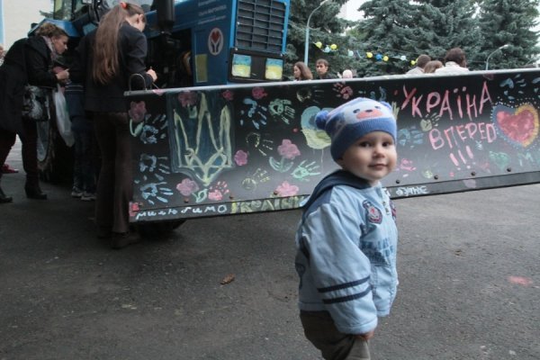 У Горохові на День Незалежності розмалювали патріотичний трактор