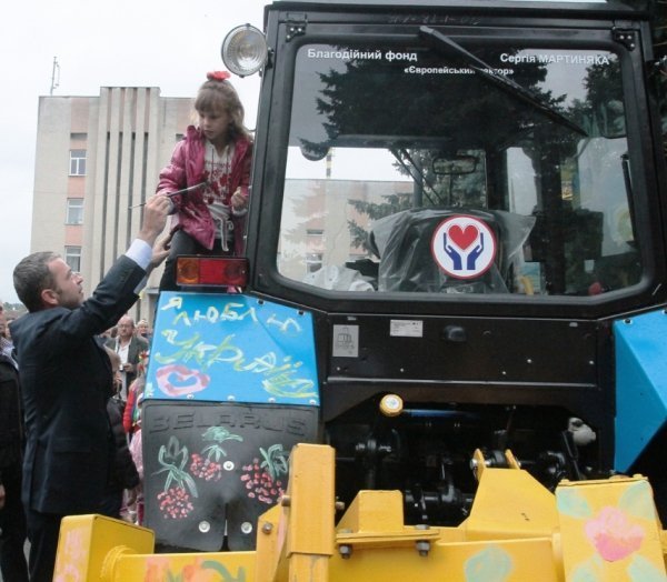 У Горохові на День Незалежності розмалювали патріотичний трактор