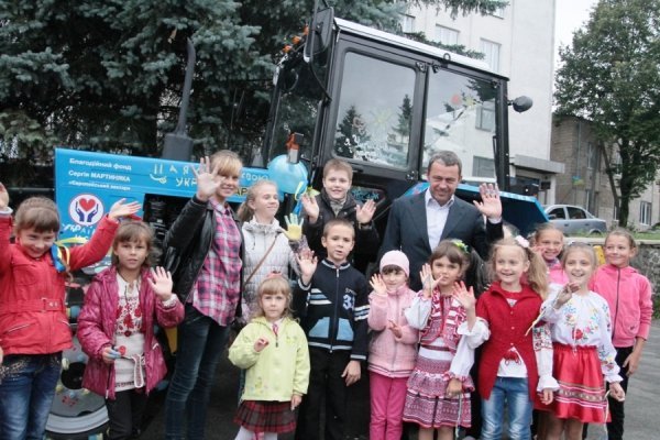 У Горохові на День Незалежності розмалювали патріотичний трактор