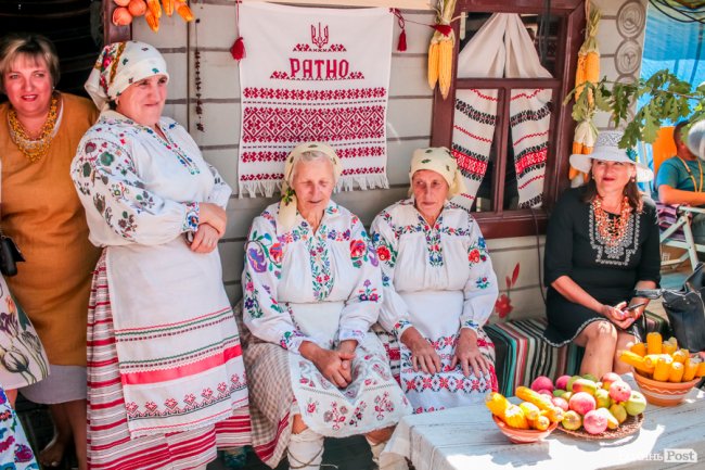 Народні розваги і море людей: в центрі Луцька «гуляє» етнофестиваль. ФОТО 