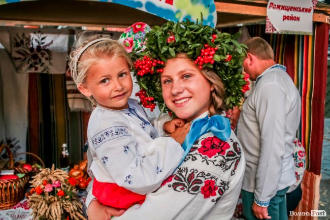 Народні розваги і море людей: в центрі Луцька «гуляє» етнофестиваль. ФОТО 