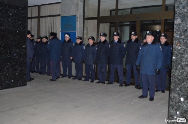 Біля центрального входу в лінію вишукувалося приблизно 30 міліціонерів