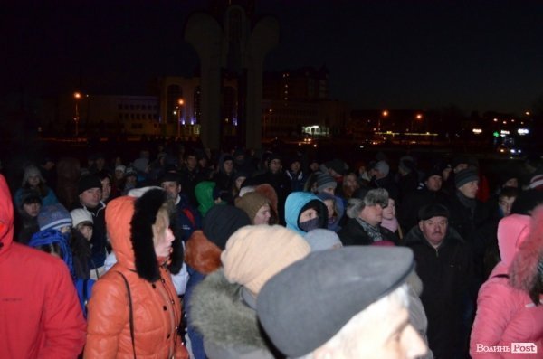Гарячий світанок у Луцьку: як пікетували губернатора. ФОТО