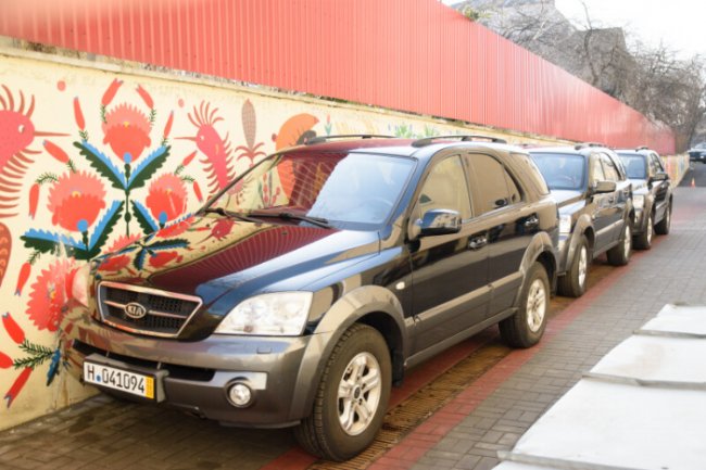 Луцькрада передала 3 позашляховики військовим на Бахмутський напрямок. ФОТО