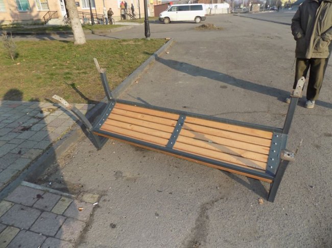 В успішній громаді поблизу Луцька вандали вирвали зацементовані лавки 