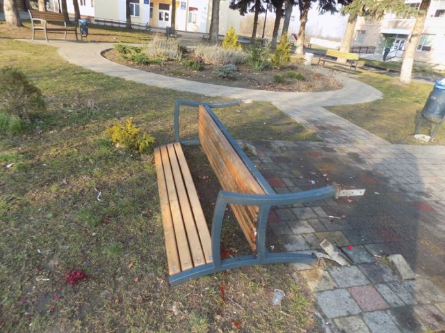 В успішній громаді поблизу Луцька вандали вирвали зацементовані лавки 