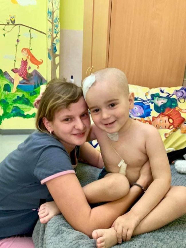 Тато-атовець і маленька сестричка чекають вдома: благають допомогти 3-річному онкохворому волинянину