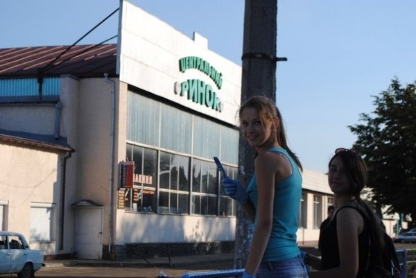 Біля луцького ринку - синьо-жовтий паркан. ФОТО