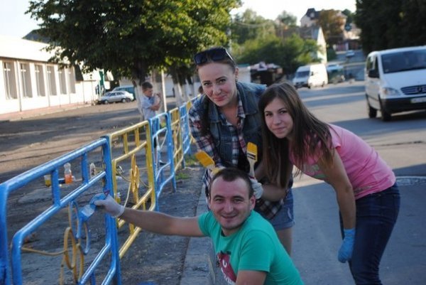 Біля луцького ринку - синьо-жовтий паркан. ФОТО