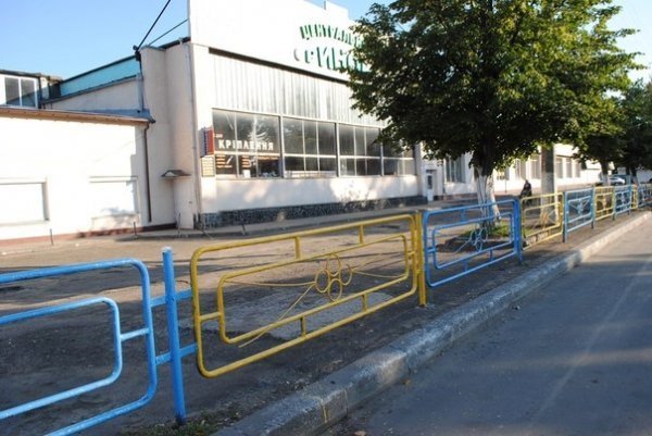 Біля луцького ринку - синьо-жовтий паркан. ФОТО