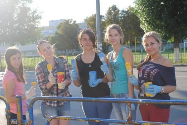 Біля луцького ринку - синьо-жовтий паркан. ФОТО