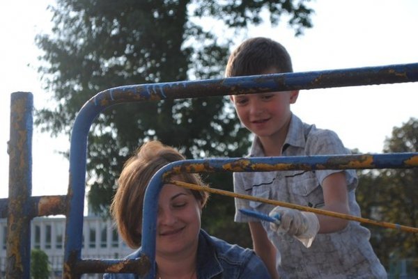 Біля луцького ринку - синьо-жовтий паркан. ФОТО